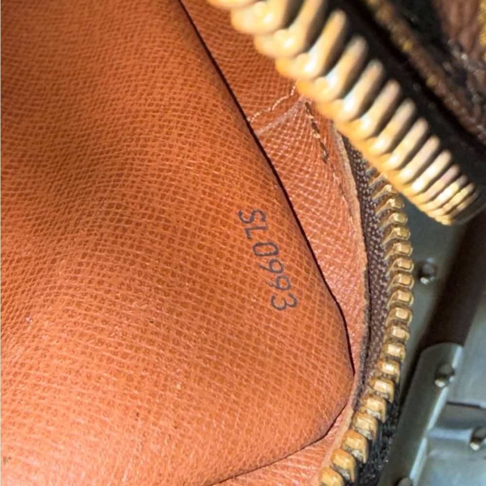 ๐ SOLD ๐ LOUIS VUITTON
Marly Dragonne GM
Monogram Clutch /Handbag - Picture 11 of 15